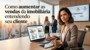 Capa do artigo “Como aumentar as vendas da imobiliária entendendo seu cliente”, mostrando uma gestora de imobiliária em escritório moderno analisando no notebook as fases de vida dos clientes em gráficos e ilustrações.