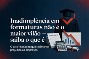 Inadimplência em formaturas não é o maior vilão — saiba o que é. Ilustração mostra elementos financeiros como calculadora, contratos, gráficos com seta vermelha de queda e itens de formatura como toga e capelo, representando o erro financeiro que realmente prejudica as empresas de formatura.