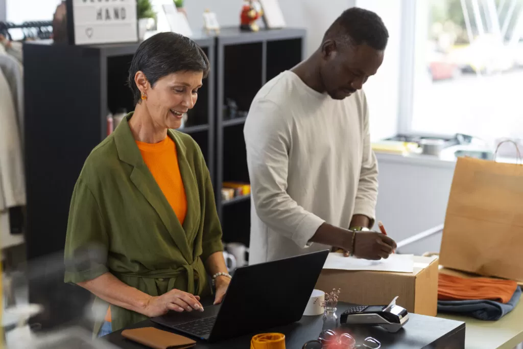 omo um software pode transformar o controle de compras e otimizar a gestão de estoque. Empresários analisam pedidos e acompanham processos em um sistema digital.