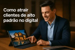 Imagem de capa horizontal com a frase “Como atrair clientes de alto padrão no digital”; mostra um corretor elegante interagindo com um tablet que exibe uma mansão de luxo.