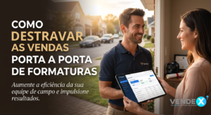 Capa de artigo com vendedora da AG Photo em abordagem porta a porta na entrada de uma casa, enquanto cliente segura um tablet com fotos de formatura, com o título “Como destravar as vendas porta a porta de formaturas” e o subtítulo “Velocidade, Organização, Autonomia em Campo” na parte superior.