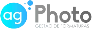 Logotipo do agPhoto, apresentando as letras 'ag' em branco sobre um círculo azul acompanhado de bolhas de design, com 'Photo' escrito em cinza ao lado e o slogan 'GESTÃO DE FORMATURAS' abaixo, simbolizando soluções de gerenciamento para eventos de formatura.