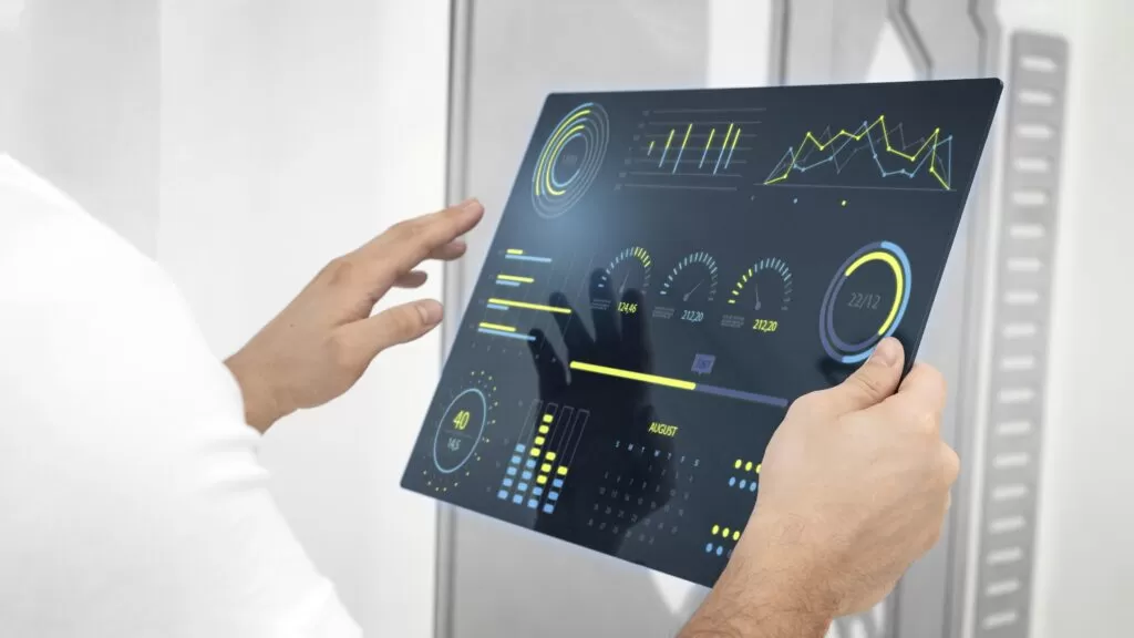 Pessoa segurando tela futurista com gráficos e indicadores digitais, ilustrando por que a personalização aumenta vendas no varejo.